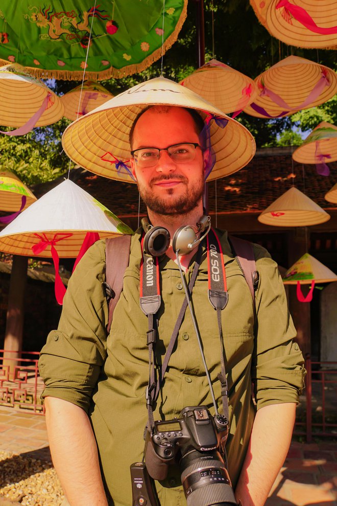 V starodavni šoli konfucionizma - Templju literature v Hanoiu v Vietnamu, takšen klobuk lahko nosijo le tisti učenjaki, ki so dosegli najvišjo stopnjo izobrazbe. Matjaž Gomilšek si jo je nadel kmalu po zagovoru doktorata. Foto Osebni Arhiv