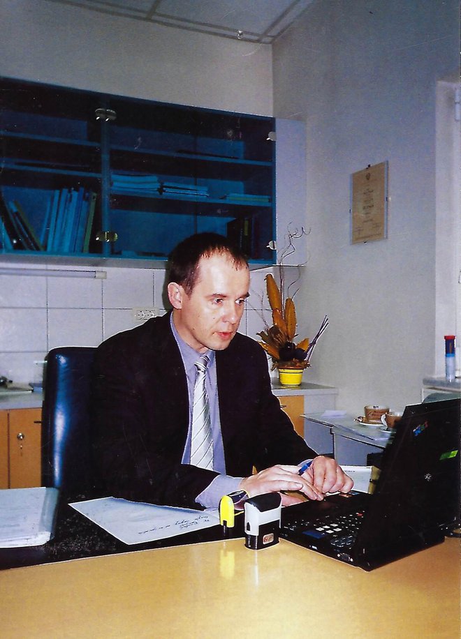 Prof. dr. Peter Pregelj, psihiater, se pogovarja s pacienti v času epidemije tudi preko računalnika.