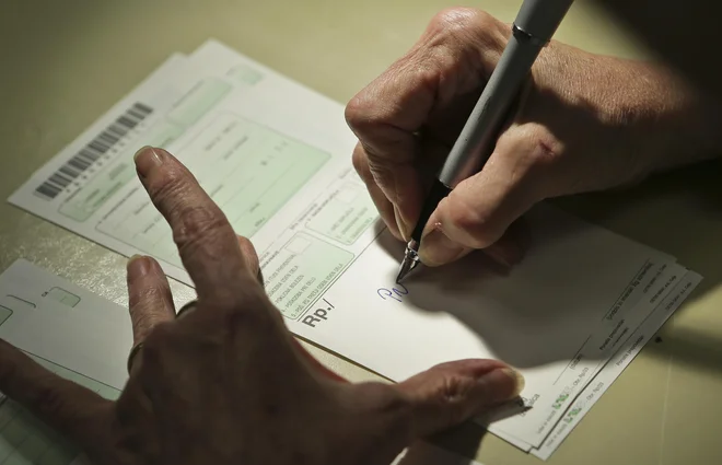 Obnovljivi recept ne velja več po odloku vlade, sprejetem pred več kot dobrim tednom dni v okviru kriznih ukrepov za zmanjšanje širjenja okužb s koronavirusom. FOTO: Jože Suhadolnik/Delo