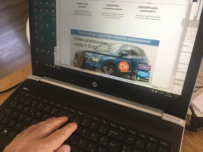 Iskanje informacij o avtomobilu po spletu. FOTO: Gašper Boncelj