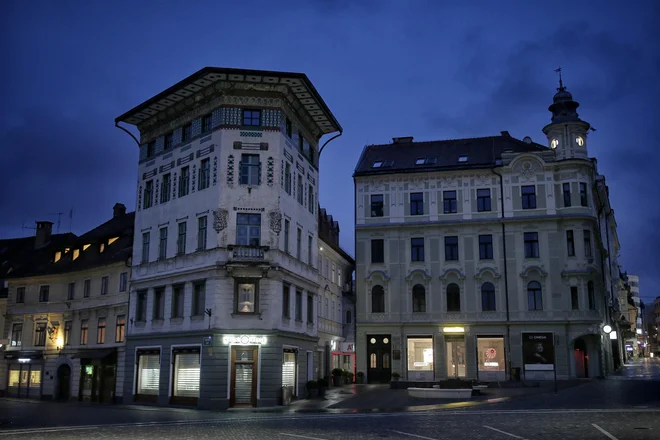 Ulice in trgi samevajo, tu in tam je opaziti luči v stanovanjih, le izložbe ostajajo osvetljene. Foto: Blaž Samec