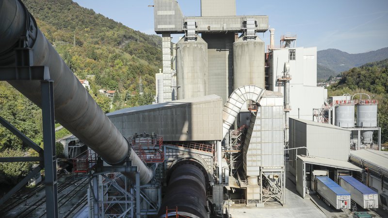 Fotografija: Proizvodnja cementa je avtomatizirana, ne potrebuje veliko ljudi. FOTO: Uroš Hočevar/Delo