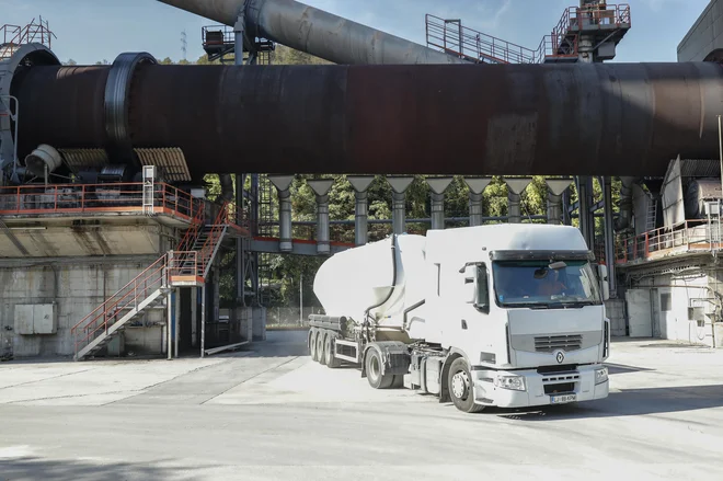 Tudi izdaja in prevoz cementa lahko potekata brez stikov ljudi. FOTO: Uroš Hočevar/Delo