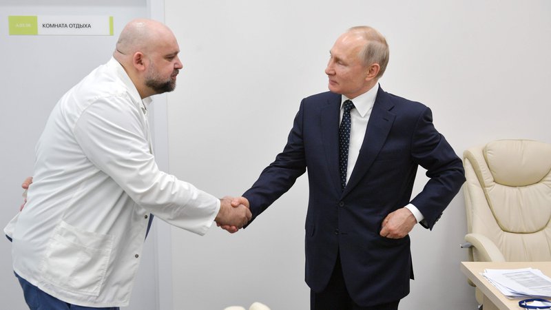 Fotografija: Ruski voditelj Vladimir Putin se je z zdravnikom Denisom Procenkom srečal šest dni prej, preden so odkrili, da je tudi glavni ruski strokovnjak za boj proti pandemiji okužen s koronavirusom. Foto: AFP