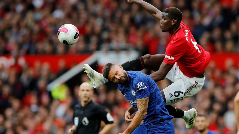 Fotografija: Najmočnejši angleški ligi, prva (premier league) in druga (championship), zagotavljata največ prihodkov od televizijskih pravic, zaradi česar se klubi na vse kriplje prizadevajo, da bi sezono nadaljevali takoj, ko bodo to omogočale razmere. FOTO: Reuters