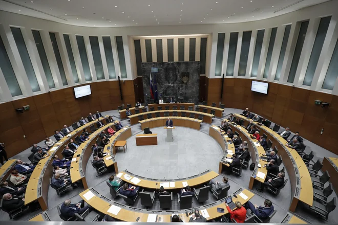 V četrtek bo državni zbor potrjeval protikorona paket, tudi tokrat se napoveduje večurna razprava. FOTO: Uroš Hočevar/Delo