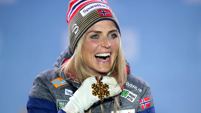 Fotografija: Therese Johaug se je takole veselila ene od treh zlatih kolajn, ki si jih je februarja letos pritekla na nordijskem SP v Seefeldu. FOTO: Reuters