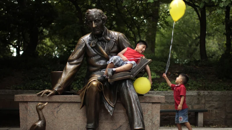 Fotografija: Južnokorejska avtorica in ilustratorka Bek Hi Na je dobitnica spominske nagrade Astrid Lindgren. Na fotografiji spomenik Hansu Christianu Andersenu v newyorškem Centralnem parku. Foto Reuters