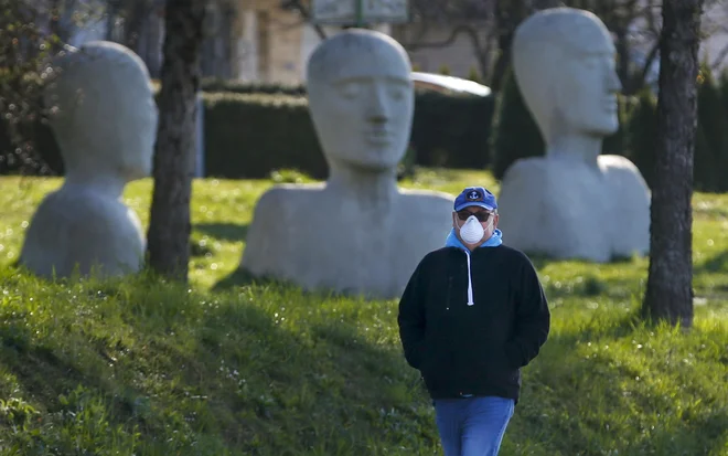 Koronavirus je glavna tema tudi v Sloveniji. FOTO: Matej Družnik/Delo