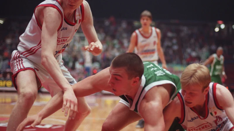 Fotografija: Gregor Fučka (levo) in Marko Milič (v sredini) sta odraščala kot soseda v kranjskem bloku, 3. marca 1997 pa sta se spopadla na vso moč. FOTO: Igor Modic