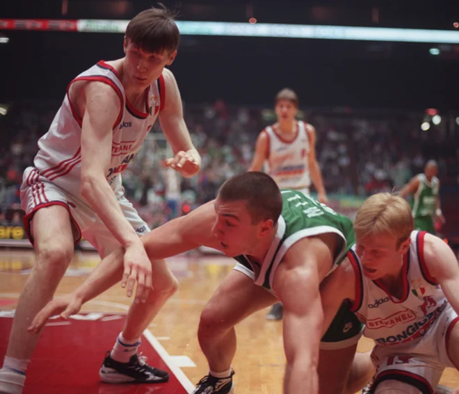 Gregor Fučka (levo) in Marko Milič (v sredini) sta odraščala kot soseda v kranjskem bloku, 3. marca 1997 pa sta se spopadla na vso moč. FOTO: Igor Modic