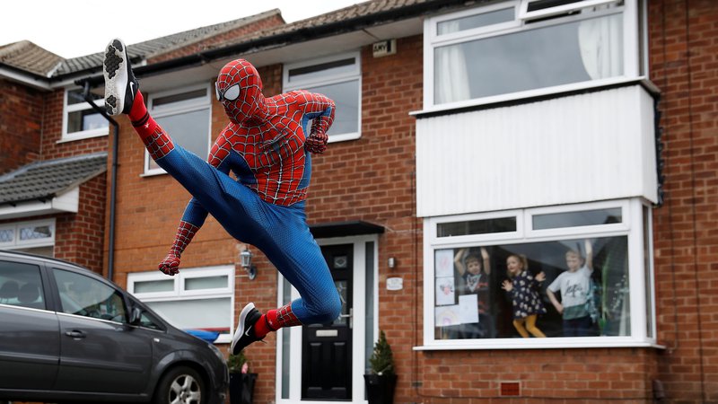 Fotografija: V Stockportu Anglež Jason Baird oblečen v Spidermana med vsakodnevno vadbo razveseljuje lokalne otroke. FOTO: Phil Noble/Reuters
 