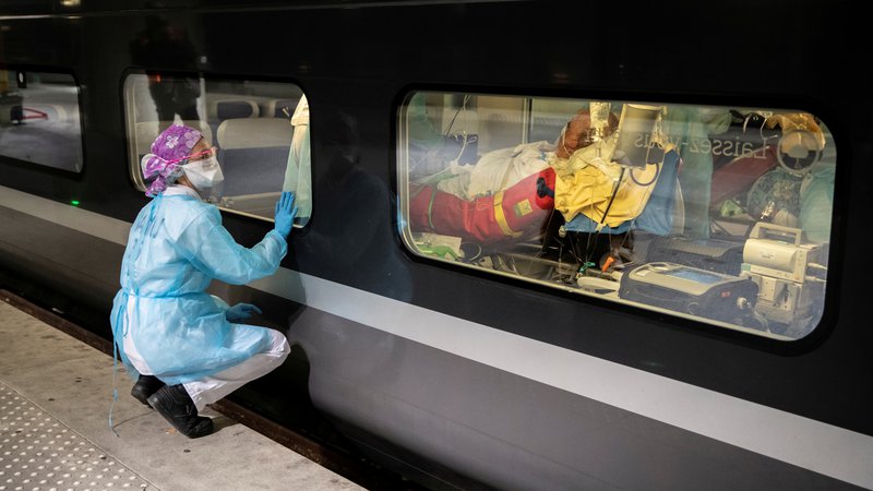 Fotografija: Prevoz pacientov s hitrimi vlaki v manj obremenjene regije. Foto: Reuters