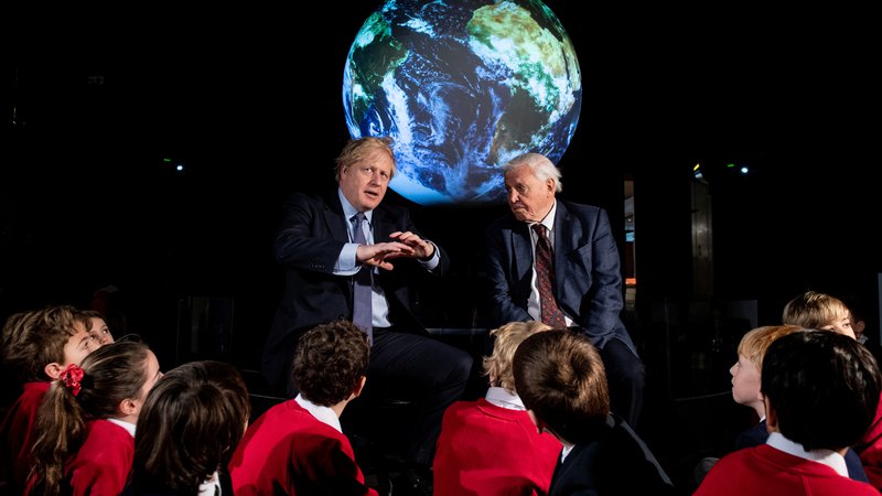 Fotografija: Britanski pemier Boris Johnson in avtor dokumentarcev David Attenborough v pogovoru z otroki o COP26. Foto: Reuters