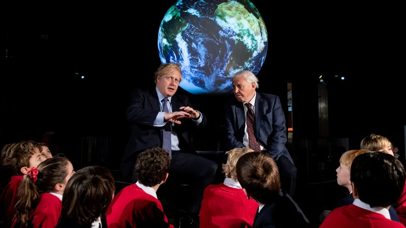 Fotografija: Britanski pemier Boris Johnson in avtor dokumentarcev David Attenborough v pogovoru z otroki o COP26. Foto: Reuters