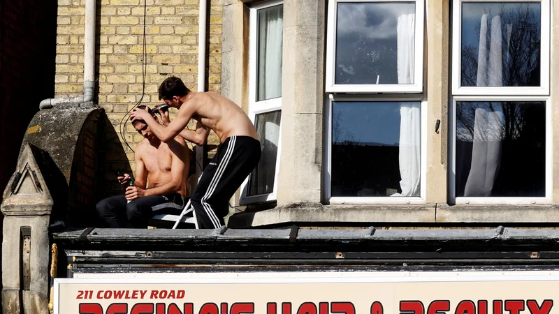 Fotografija: Frizerski saloni so žarišče krize zaradi koronavirusa po svetu. Na fotografiji prizor iz Velike Britanije. FOTO: Eddie Keogh/Reuters