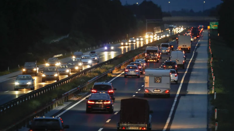 Fotografija: Nekatere neodvisne študije kažejo, da so izpusti delcev večji zaradi trenja pnevmatik in delovanja zavor kot zaradi motorja, je med drugim pojasnil Samuel Rodman Oprešnik. FOTO: Uroš Hočevar/Delo