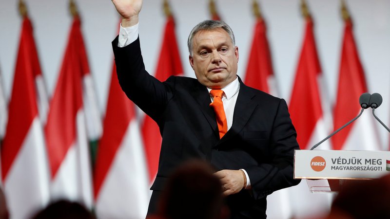 Fotografija: Bo madžarski premier Viktor Orbán moral pomahati svoji politični družini v slovo?  FOTO: Laszlo Balogh/Reuters