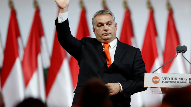 Fotografija: Bo madžarski premier Viktor Orbán moral pomahati svoji politični družini v slovo? FOTO: Laszlo Balogh/Reuters