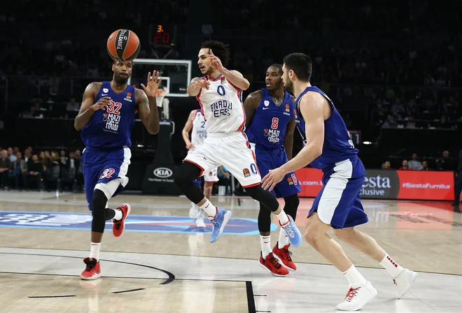 Po 28 od skupno 34 kol rednega dela evrolige vodi turški Anadolu Efes pod vodstvom odlličnega branilca Shana Larkina (v sredini). FOTO: Euroleague