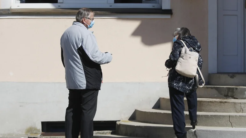 Fotografija: V Skupnosti socialnih zavodov Slovenije opozarjajo, da domovi za starejše niso usposobljeni in opremljeni za zdravljenje velikega števila obolelih s covidom-19. FOTO: Leon Vidic/Delo