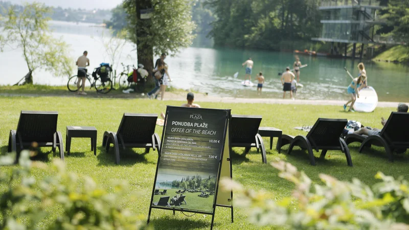 Fotografija: Množice kopalcev obremenjujejo Blejsko jezero. Fotografije Leon Vidic