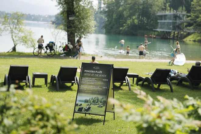 Množice kopalcev obremenjujejo Blejsko jezero. Fotografije Leon Vidic