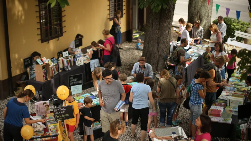 Fotografija: Kupovanje knjig je podoba, ki zbuja nostalgijo. Na fotografiji prizor z otroškega knjižnega festivala v Vodnikovi domačiji. Foto Jure Eržen