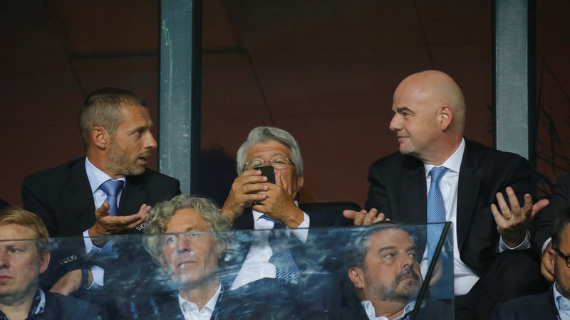 Fotografija: Predsednik Uefe Aleksander Čeferin (levo) in prvi mož Svetovne nogometne zveze Gianni Infantino (desno) nista vselej na isti valovni dolžini, a v obdodju najhujše krize bosta morala delovati usklajeno. FOTO: Reuters