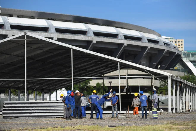 Enega najbolj ikoničnih stadionov na svetu Maracana v Riu de Janeiru spreminjajo v začasno bolnišnico s 400 posteljami, vendar bo ta na parkirišču in drugih površinah ob stadionu. Foto Lucas Landau/ Reuters