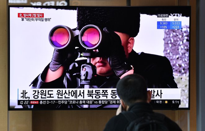 V državi s 25 milijoni prebivalcev menda le voditelju Kim Džong Unu ni treba nositi zaščitne maske. FOTO: AFP