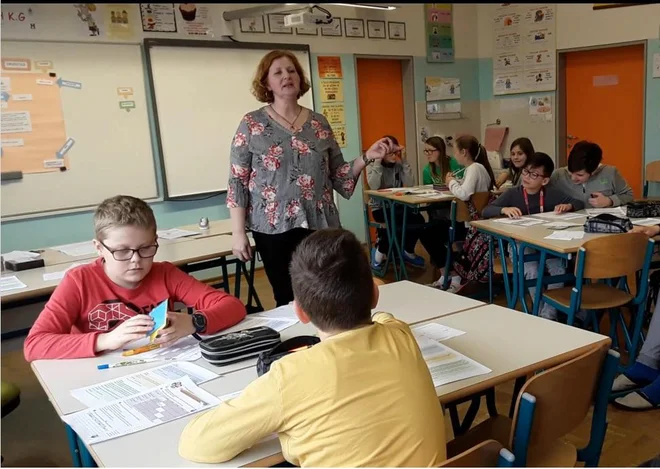 Pedagogika montessori uči, da preden vprašaš učiteljico, vprašaj vsaj dva sošolca. Učenci pri takih urah prosto vstanejo, gredo k sošolcu, na računalnik. To se vidi pri njihovi končni samostojnosti, kritičnosti, ki jo razvijejo. FOTO: osebni arhiv