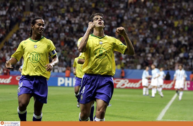 Ronaldinho (levo) in Kaka sta najbolj sveža v sedmerici veličastnih. FOTO: Reuters