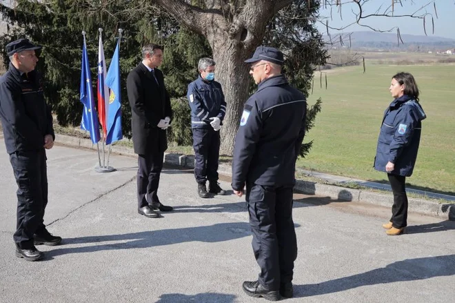 Med obiskom Postojne so predsednika spremljali župan Igor Marentič, poveljnik Civilne zaščite za Notranjsko Sandi Curk, namestnik poveljnika Aleš Klemenc, članica štaba Karmen Pahor in direktorica Doma upokojencev Postojna Alenka Curk. FOTO: Daniel Novakovič/STA