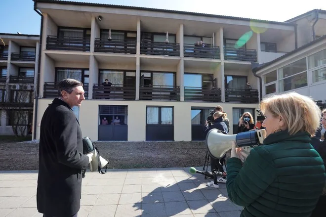 Kljub kritikam po obisku domov starejših v Lenartu in Logatcu, da ni primerno, da v času epidemije obiskuje najranljivejšo skupino prebivalcev, je predsednik republike Borut Pahor tudi današnji obisk v Postojni začel pred tamkajšnjim domom starejših. FOTO: Daniel Novakovič/STA
