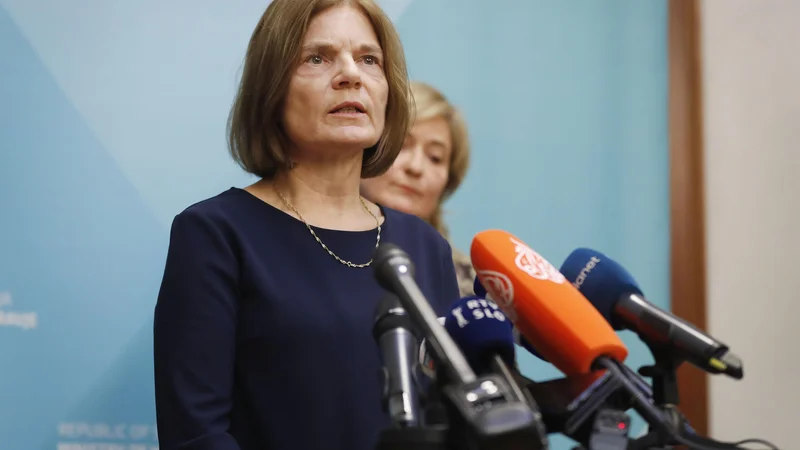 Fotografija: Državna sekretarka na ministrstvu za zdravje Simona Repar Bornšek, vodja konzularne službe na zunanjem ministrstvu Andrej Šter in Maja Sočan z NIJZ so dali izjavo glede koronavirusa. Ljubljana, 24. februar 2020