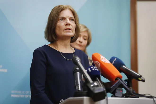 Državna sekretarka na ministrstvu za zdravje Simona Repar Bornšek, vodja konzularne službe na zunanjem ministrstvu Andrej Šter in Maja Sočan z NIJZ so dali izjavo glede koronavirusa. Ljubljana, 24. februar 2020