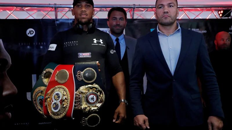 Fotografija: Anthony Joshua in Kubrat Pulev še ne bosta kmalu prekrižala pesti. FOTO: Reuters