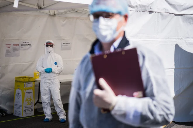 Tretji možni cilj odzivanja na epidemijo je, da epidemijo upočasnimo. Za to pot se je najverjetneje odločila Slovenija. FOTO:&nbsp;Loic Venance/AFP