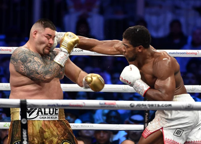 Anthony Joshua (desno) je nazadnje premagal Andyja Ruiza. FOTO: AFP