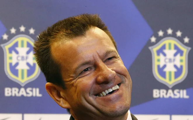 Carlos Dunga je napolnil kamione s hrano. FOTO: Reuters