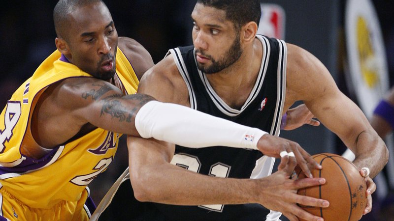 Fotografija: Kobe Bryant (levo) in Tim Duncan (desno) sta bila ogorčena tekmeca v dresih LA Lakers in San Antonia. FOTO: Reuters