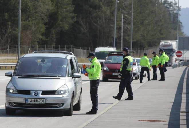 Policija je tudi na gorenjski avtocesti pri Torovem kontrolirala spoštovanje odloka o omejenem gibanju. FOTO: Marko Feist