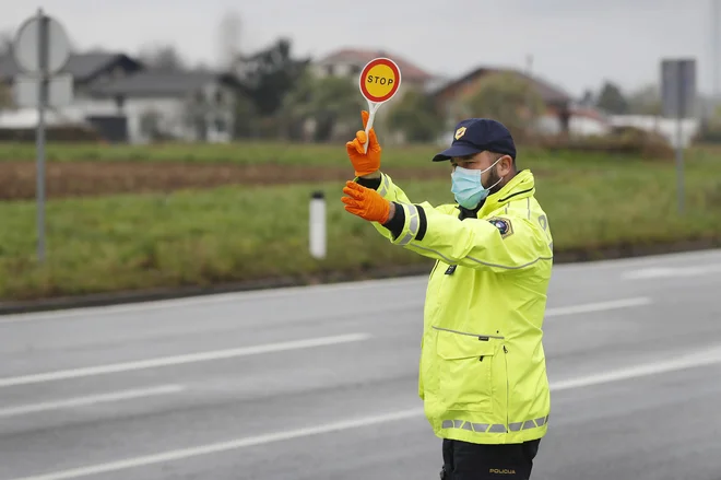 Takole ustavlja policijska kontrola gibanja ljudi zunaj svoje občine zaradi širjenja koronavirusa. FOTO: Leon Vidic