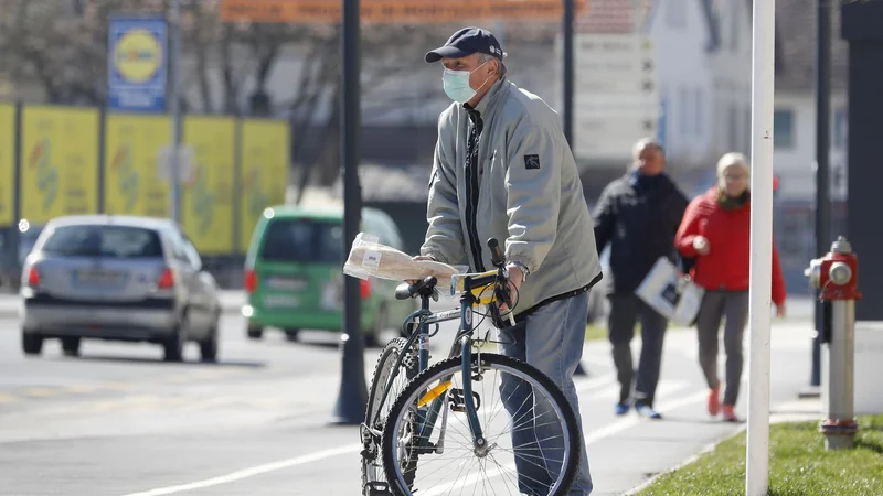 Fotografija: v Sloveniji so 4. marca odkrili prvi primer okužbe z novim koronavirusom, država je 12. marca razglasila epidemijo. FOTO: Leon Vidic/Delo