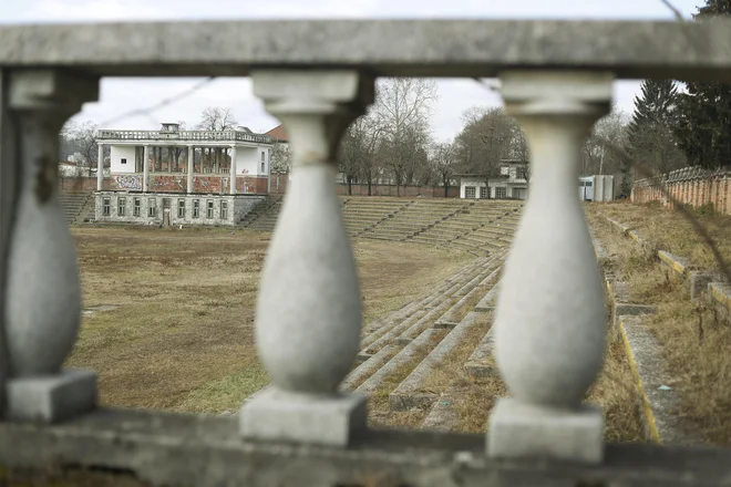 Stadion s klasičnimi Plečnikovimi stebrički propada že več kot desetletje. FOTO: Leon Vidic/Delo