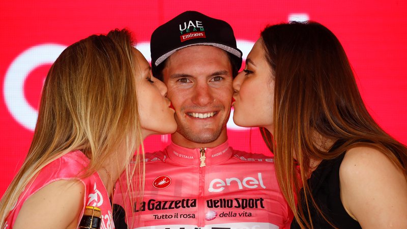 Fotografija: Po 12. etapi lanskoletne dirke po Italiji je jan Polanc oblekel rožnato majico vodilnega v skupnem seštevku. FOTO: AFP