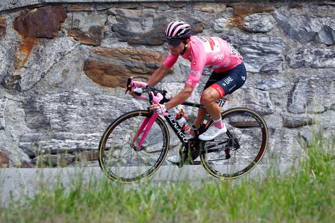 Rožnati Jan v 14. etapi od Saint-Vincenta do Kurmajerja, 102. dirke po Italiji. FOTO: AFP
