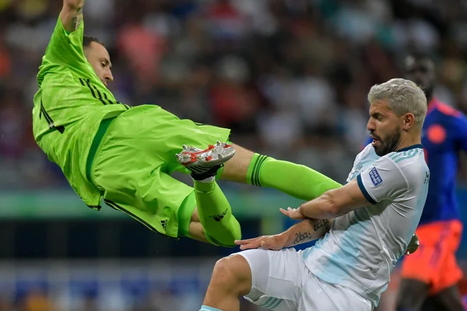 Povprečna plača nogometašev v najmočnejšem angleškem klubskem tekmovanju premier league znaša več kot milijon evrov. FOTO: AFP