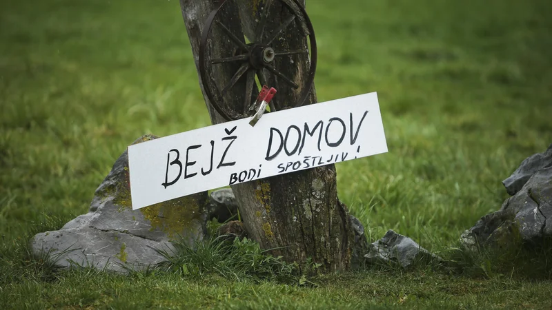 Fotografija: Če bomo ob koncu epidemije omejili število žrtev koronavirusa, hkrati pa šteli žrtve kolektivne psihoze, nismo bili uspešni. FOTO: Jože Suhadolnik/Delo